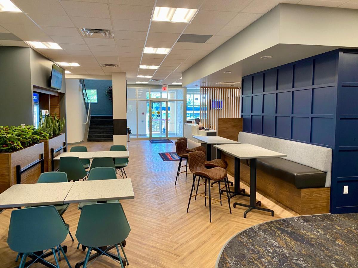 Howard Johnson By Wyndham West Winnipeg