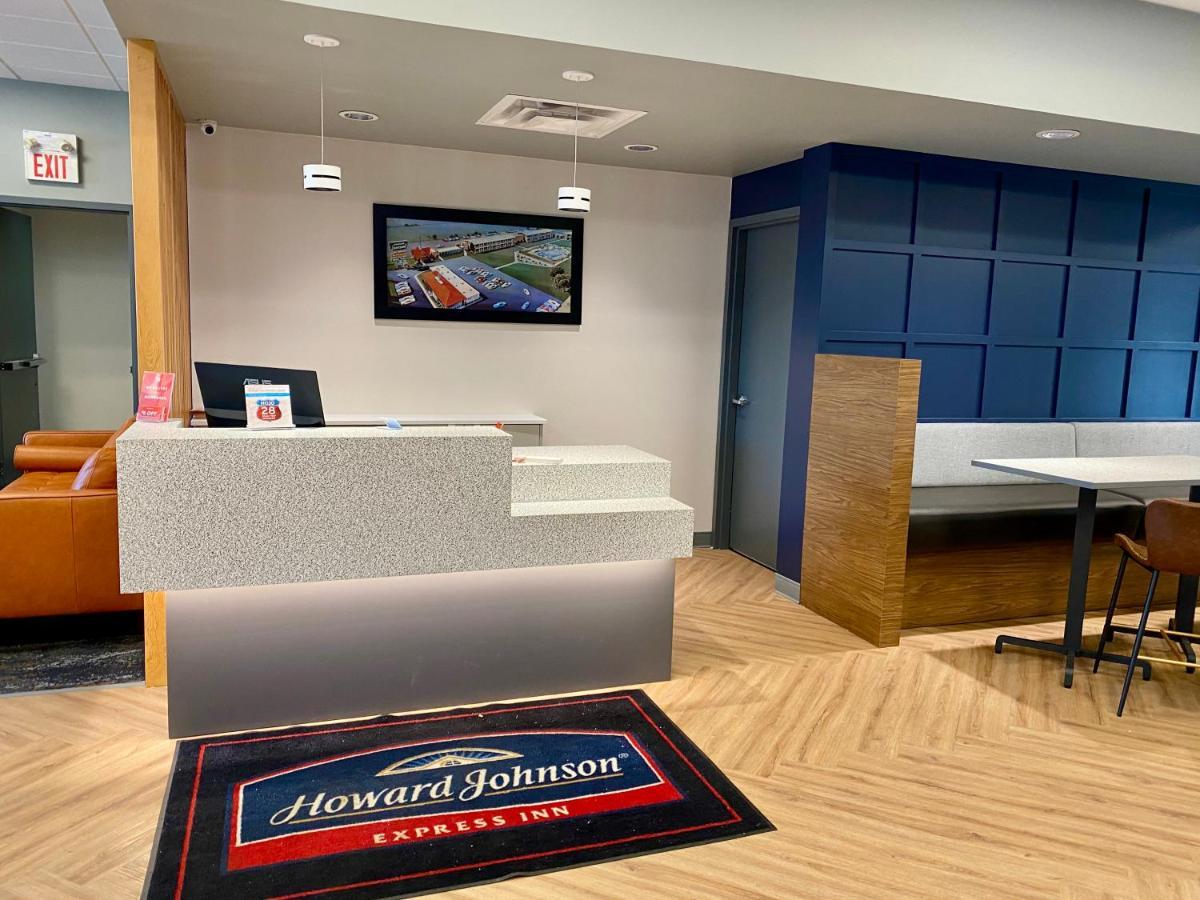 Howard Johnson By Wyndham West