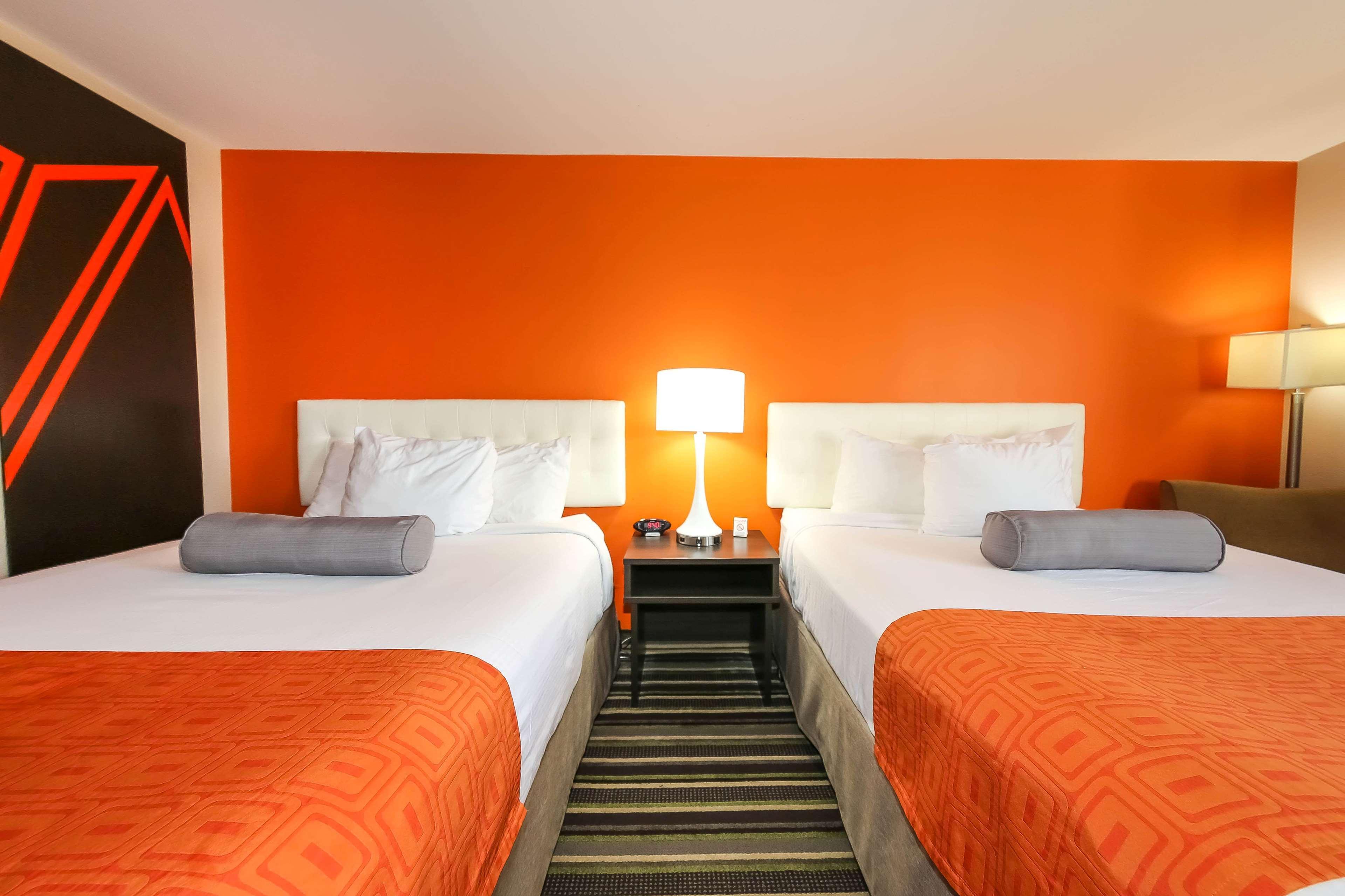 Howard Johnson By Wyndham West Hotel