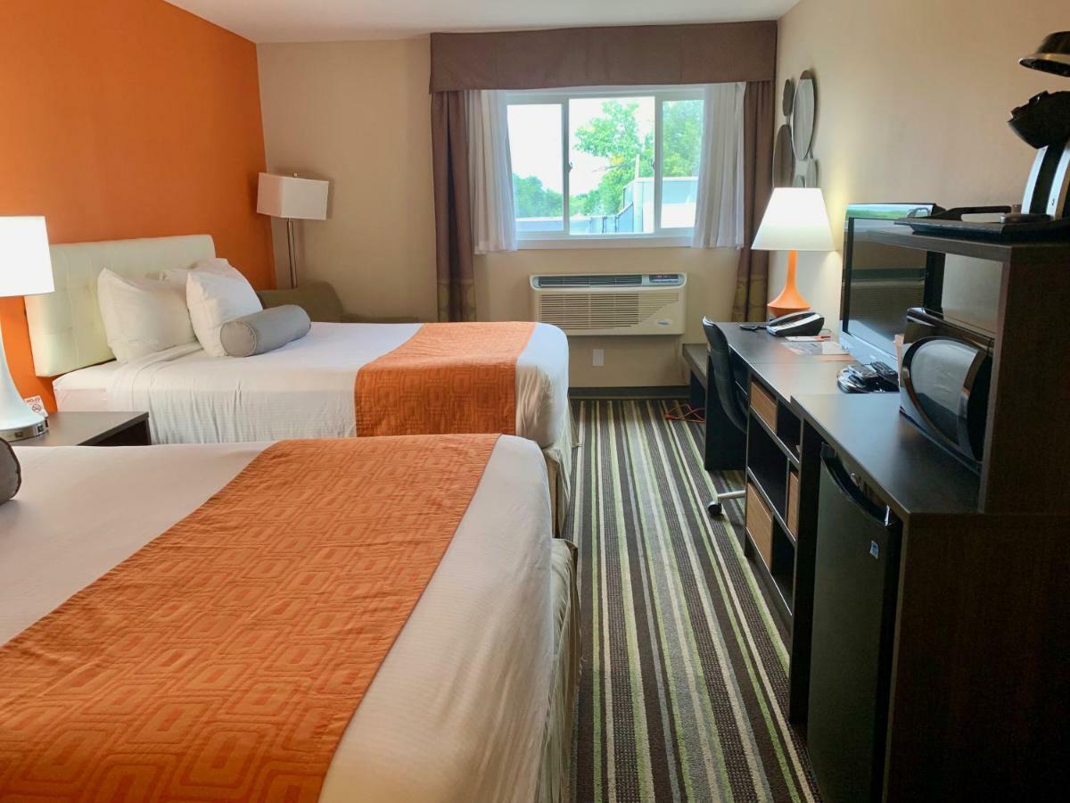 Howard Johnson By Wyndham West