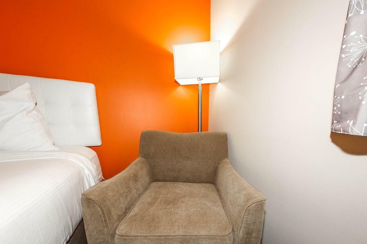 Howard Johnson By Wyndham West Winnipeg